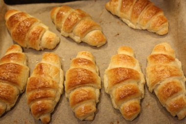 Fırından taze tereyağlı kruvasanların fotoğrafını çek.