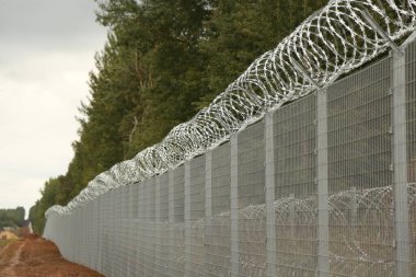 Avrupa'nın göçler duvara dikenli tel çelik