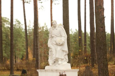 DAUGAVPILS, LATVIA - 19 Ekim 2022: İkinci Dünya Savaşı 'nda ölenlere adanmış Daugavpils kardeşlik mezarlığındaki anıt