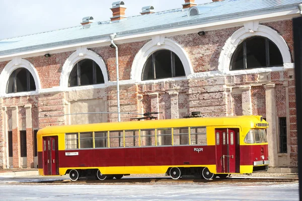 2022年2月18日 拉脱维亚多加皮尔斯 多加皮尔斯要塞工程武库庭院中的复古电车 — 图库照片