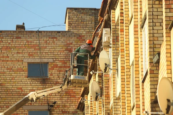 建筑工地及维修工程用自动液压听筒筐 工人在砖坯附近工作 — 图库照片