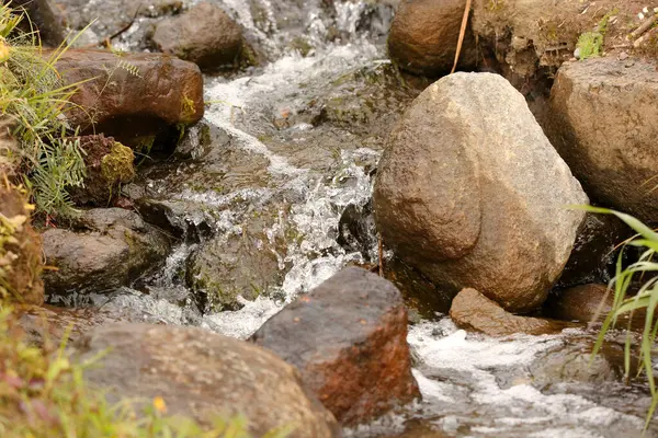 Nahaufnahme Von Felsbrocken Bach Über Die Sich Wasser Ergießt — Stockfoto