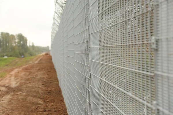 Стальная Стена Колючей Проволоки Против Иммигрантов Европе — стоковое фото