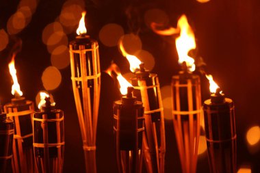 Geceleri sarı alevler ve röflelerle meşaleler