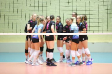 Arka planda bir oyuncu olan voleybol ağı