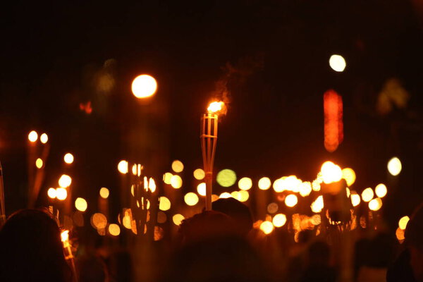 Факелы ночью с желтым пламенем и бликами