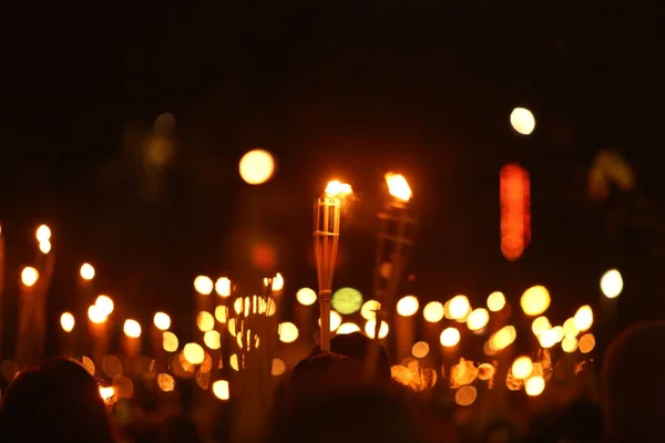 Факелы Ночью Желтым Пламенем Бликами — стоковое фото