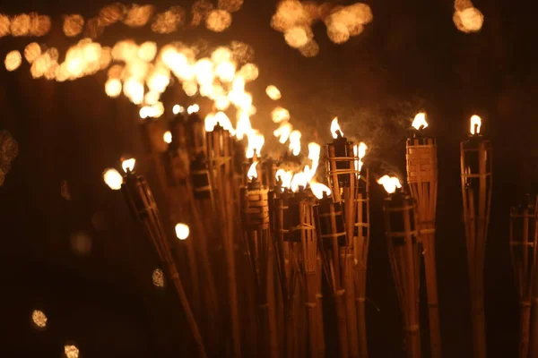 Факелы Ночью Желтым Пламенем Бликами — стоковое фото