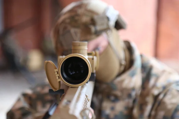 Silahlı Bir Asker Dürbünden Nişan Alıyor — Stok fotoğraf