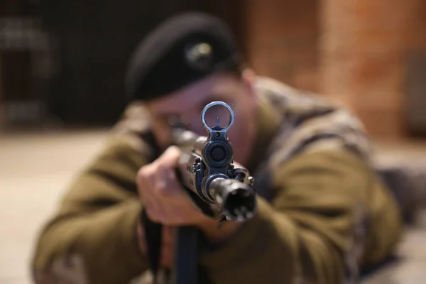 Homem Militar Com Uma Arma Apontando Através Escopo — Fotografia de Stock