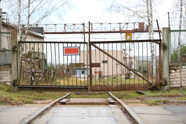 鉄道のある工業地帯への金属製の門 — ストック写真