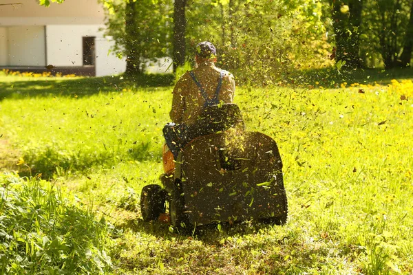 휘발유 트랙터 잔디깎는 잔디를 — 스톡 사진