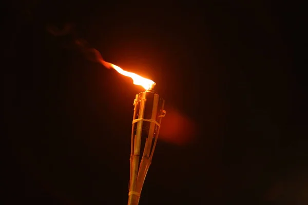 黄色い炎とハイライトで夜のトーチ ストック画像