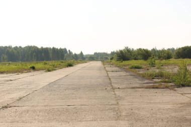 Terk edilmiş askeri havaalanı pisti