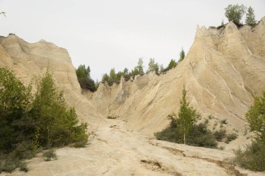 Eski Estonya Rummu hapishanesinde beyaz kireçtaşı tepeleri