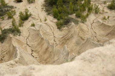 Eski Estonya Rummu hapishanesinde beyaz kireçtaşı tepeleri