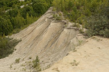 Eski Estonya Rummu hapishanesinde beyaz kireçtaşı tepeleri