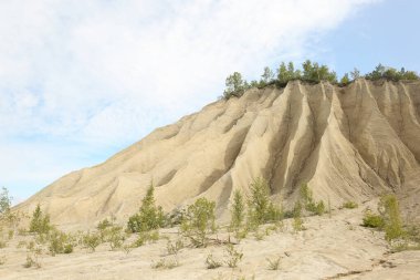 Eski Estonya Rummu hapishanesinde beyaz kireçtaşı tepeleri