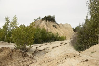Eski Estonya Rummu hapishanesinde beyaz kireçtaşı tepeleri