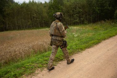 KRASLAVA BÖLGESİ, LATVIA - 8 AĞUSTOS 2023 Letonya sınır muhafızı Belarus sınırında. Kenarlık denetimi