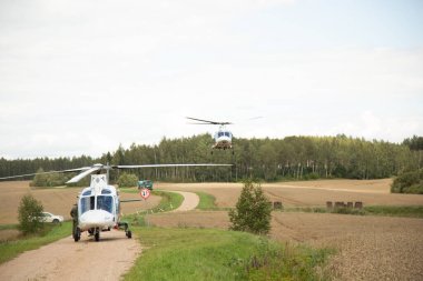 KRASLAVA BÖLGESİ, LATVIA - 8 AĞUSTOS 2023 Letonya Başkanı 'nın helikopteri Belarus sınırını ziyaret ettiğinde