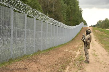 KRASLAVA BÖLGESİ, LATVIA - 8 AĞUSTOS 2023 Letonya sınır muhafızı Belarus sınırında. Kenarlık denetimi