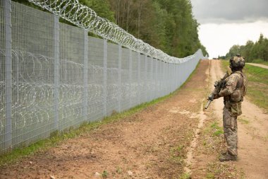 KRASLAVA BÖLGESİ, LATVIA - 8 AĞUSTOS 2023 Letonya sınır muhafızı Belarus sınırında. Kenarlık denetimi