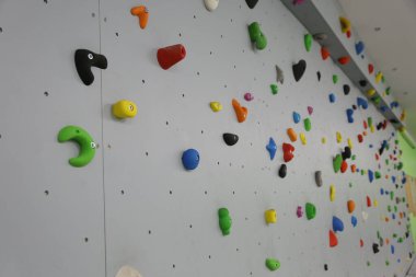 yapay spor duvar tırmanışı, closeup çok renkli taşlar