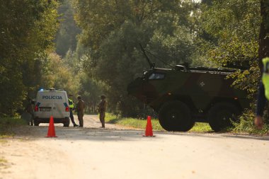 SILENE, LATVIA - 19 Eylül 2023: Kapsamlı Devlet Savunma Tatbikatı İsimleri 2023. Mobil kontrol noktasında takım çalışması koordinasyonu. Askeri kontrol yolu