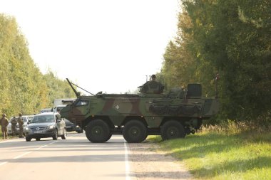 SILENE, LATVIA - 19 Eylül 2023: Kapsamlı Devlet Savunma Tatbikatı İsimleri 2023. Mobil kontrol noktasında takım çalışması koordinasyonu. Askeri kontrol yolu