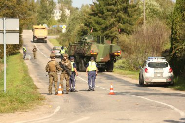 SILENE, LATVIA - 19 Eylül 2023: Kapsamlı Devlet Savunma Tatbikatı İsimleri 2023. Mobil kontrol noktasında takım çalışması koordinasyonu. Askeri kontrol yolu