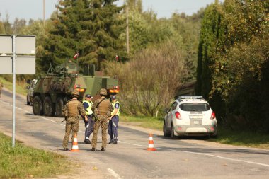 SILENE, LATVIA - 19 Eylül 2023: Kapsamlı Devlet Savunma Tatbikatı İsimleri 2023. Mobil kontrol noktasında takım çalışması koordinasyonu. Askeri kontrol yolu