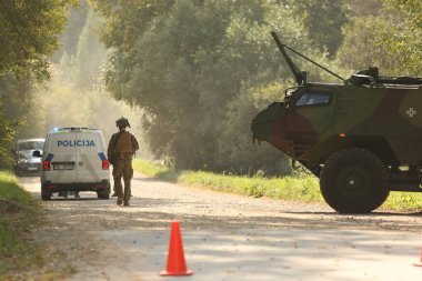 SILENE, LATVIA - 19 Eylül 2023: Kapsamlı Devlet Savunma Tatbikatı İsimleri 2023. Mobil kontrol noktasındaki takım çalışması koordinasyonu