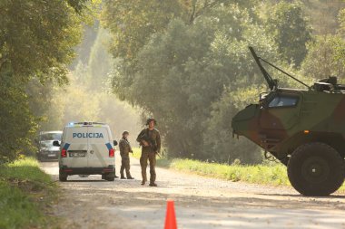 SILENE, LATVIA - 19 Eylül 2023: Kapsamlı Devlet Savunma Tatbikatı İsimleri 2023. Mobil kontrol noktasındaki takım çalışması koordinasyonu