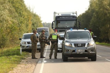 SILENE, LATVIA - 19 Eylül 2023: Kapsamlı Devlet Savunma Tatbikatı İsimleri 2023. Mobil kontrol noktasındaki takım çalışması koordinasyonu