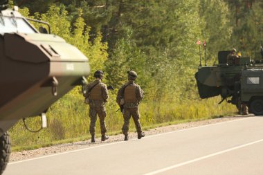 SILENE, LATVIA - 19 Eylül 2023: Kapsamlı Devlet Savunma Tatbikatı İsimleri 2023. Mobil kontrol noktasında takım çalışması koordinasyonu. Askerler kontrol noktası