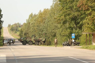 SILENE, LATVIA - 19 Eylül 2023: Kapsamlı Devlet Savunma Tatbikatı İsimleri 2023. Mobil kontrol noktasında takım çalışması koordinasyonu. Askeri kontrol yolu