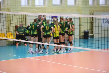 Oyun ağlarının önünde voleybol oyuncularının arka planı