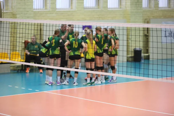 Oyun ağlarının önünde voleybol oyuncularının arka planı
