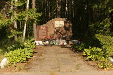 LOCIKI, LATVIA - 21 Haziran 2023: Düşen Sovyet pilotlarının anısına terk edilmiş bir askeri havaalanı üzerindeki anıt