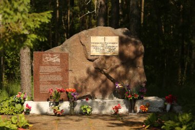 LOCIKI, LATVIA - 21 Haziran 2023: Düşen Sovyet pilotlarının anısına terk edilmiş bir askeri havaalanı üzerindeki anıt