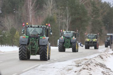 DAUGAVPILS, LATVIA - 5 Şubat 2024: Letonya 'da köylü protestosu. Traktörler, arabalar, tarım makineleri şehrin sokaklarında geziniyor.
