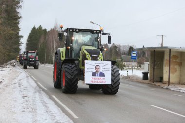 DAUGAVPILS, LATVIA - 5 Şubat 2024: Letonya 'da köylü protestosu. Traktörler, arabalar, tarım makineleri şehrin sokaklarında geziniyor.
