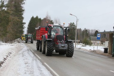 DAUGAVPILS, LATVIA - 5 Şubat 2024: Letonya 'da köylü protestosu. Traktörler, arabalar, tarım makineleri şehrin sokaklarında geziniyor.