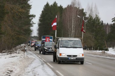 DAUGAVPILS, LATVIA - 5 Şubat 2024: Letonya 'da köylü protestosu. Traktörler, arabalar, tarım makineleri şehrin sokaklarında geziniyor.