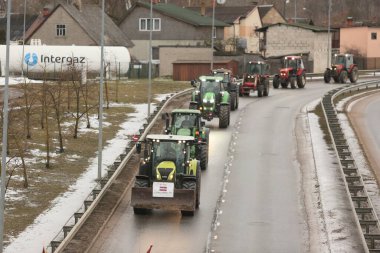 DAUGAVPILS, LATVIA - 5 Şubat 2024: Letonya 'da köylü protestosu. Traktörler, arabalar, tarım makineleri şehrin sokaklarında geziniyor.