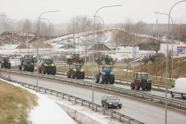 DAUGAVPILS, LATVIA - 5 Şubat 2024: Letonya 'da köylü protestosu. Traktörler, arabalar, tarım makineleri şehrin sokaklarında geziniyor.