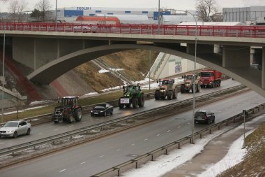DAUGAVPILS, LATVIA - 5 Şubat 2024: Letonya 'da köylü protestosu. Traktörler, arabalar, tarım makineleri şehrin sokaklarında geziniyor.