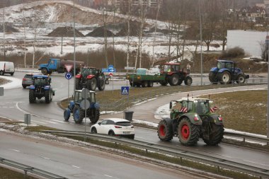 DAUGAVPILS, LATVIA - 5 Şubat 2024: Letonya 'da köylü protestosu. Traktörler, arabalar, tarım makineleri şehrin sokaklarında geziniyor.