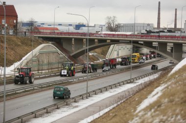 DAUGAVPILS, LATVIA - 5 Şubat 2024: Letonya 'da köylü protestosu. Traktörler, arabalar, tarım makineleri şehrin sokaklarında geziniyor.